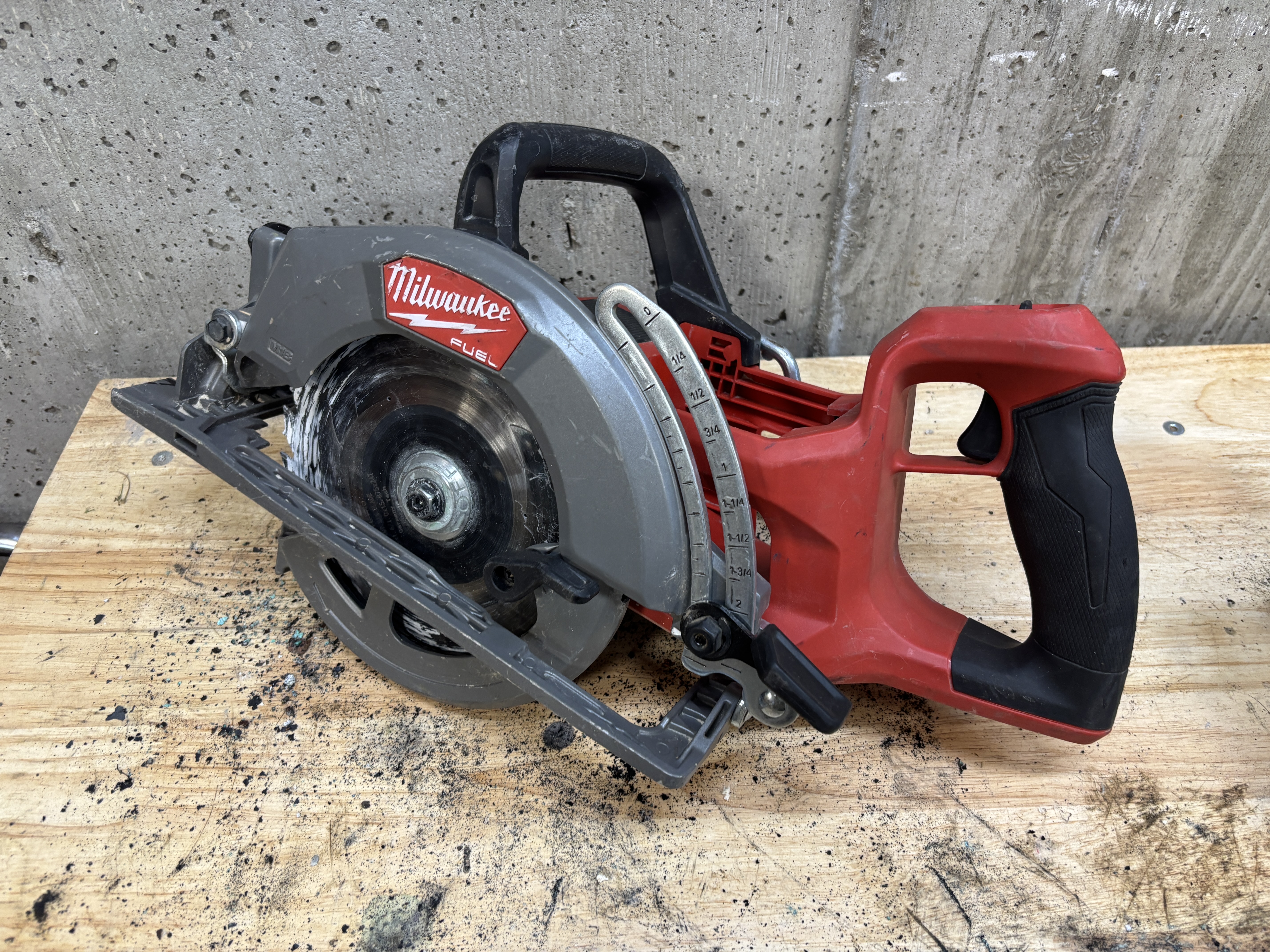 Milwaukee M18 Fuel 7 1/4" Rear Handle Saw